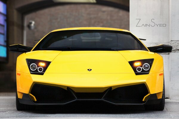 Aggressiver gelber Lamborghini lp670