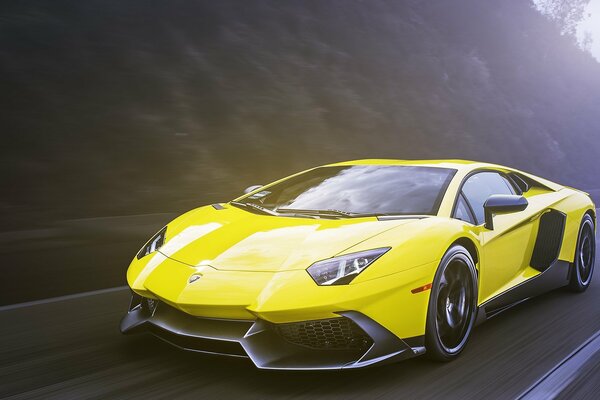 Lamborghini Aventador jaune à la vitesse