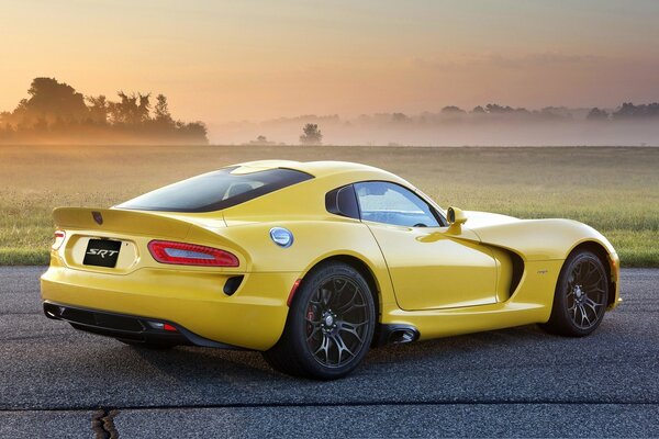 Coche deportivo en una hermosa puesta de sol