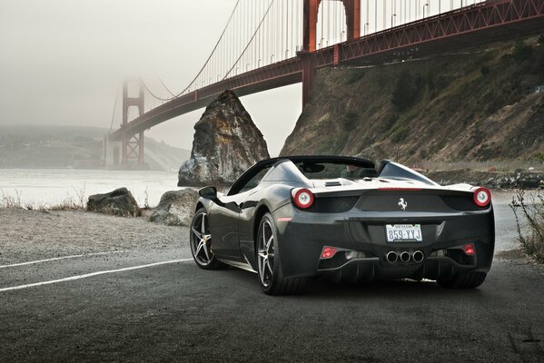 Ferrari w pobliżu mostu w San Francisco