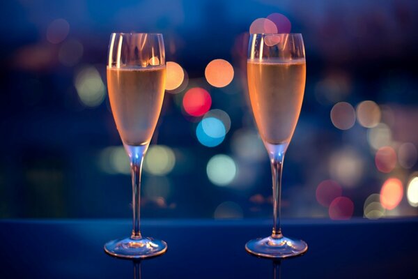Dos copas de champán en medio de las luces de la noche