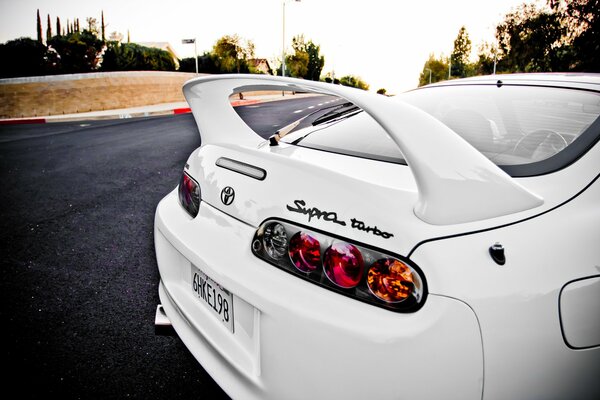 Turbo supra blanco en la carretera