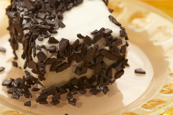 Pedazo de pastel blanco espolvoreado con chocolate