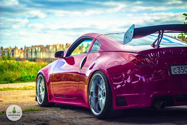 Nissan rosa 350Z en el fondo de la ciudad