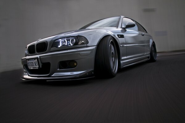 Argento BMW M3 luce del giorno e46