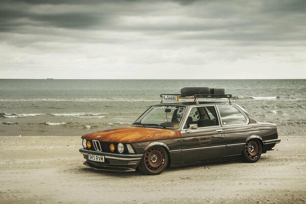 Voiture tuning au bord de la mer