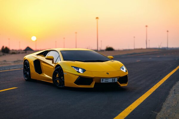 Lamborghini amarillo-coche deportivo en la pista, faros encendidos