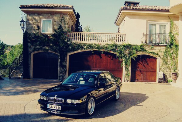 BMW negro y casa de campo
