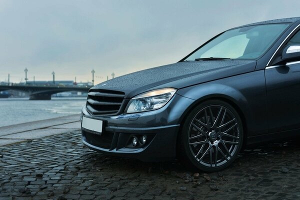 Mercedes brabus en el pavimento en el fondo del puente de San Petersburgo