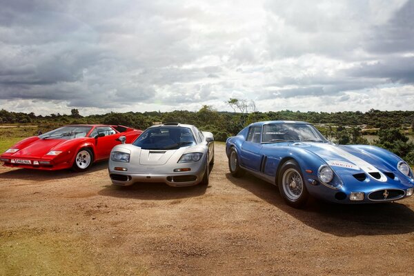 Lambargini, McLaren y Ferrari contra el cielo