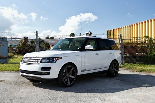 Photo of the front of the white Rand Rover