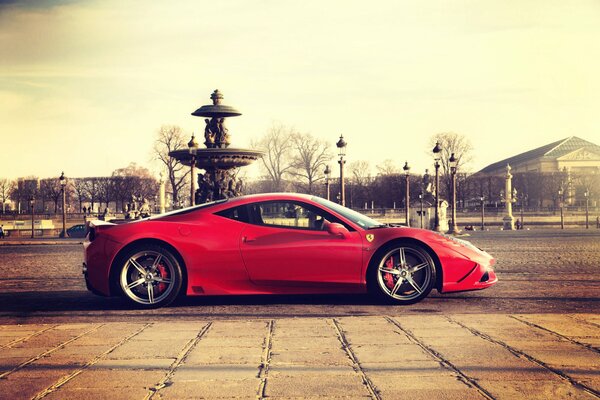Tapete mit rotem Ferrari auf italienischen Straßen