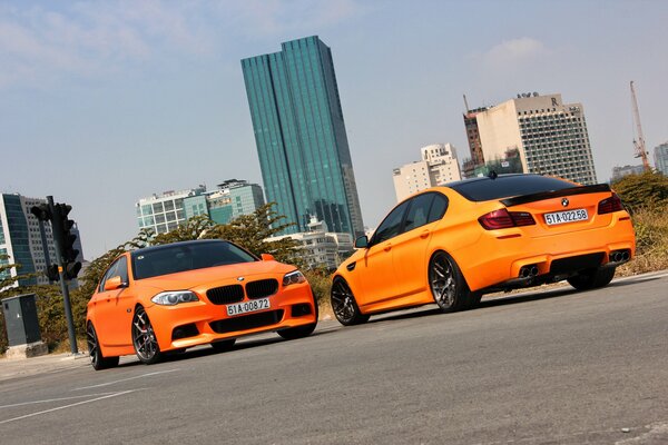 Deux BMW orange contre l autre