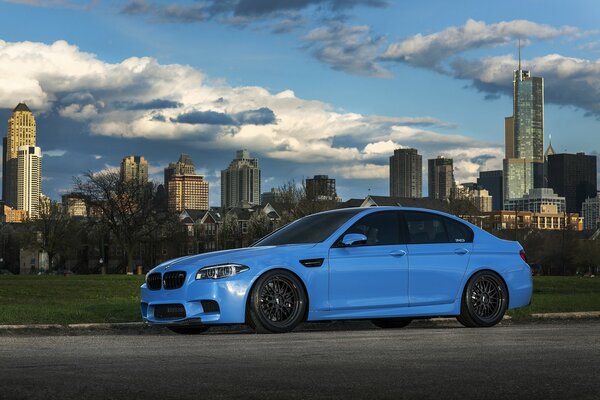 Bmw azul en el fondo de un rascacielos