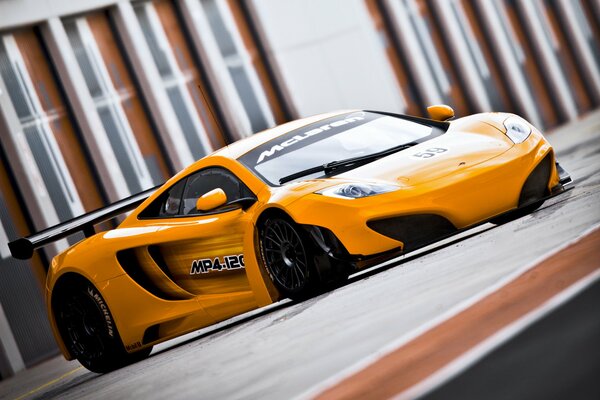 Voiture de luxe orange Racing