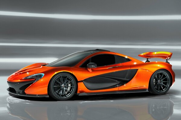 En exhibición, el superdeportivo McLaren naranja con contornos agresivos y alerón trasero