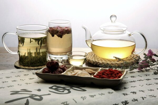 Teiera e tazze di tè alla frutta