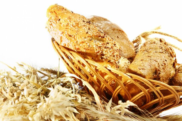 Brot mit Sesam in einem Korb auf weißem Hintergrund