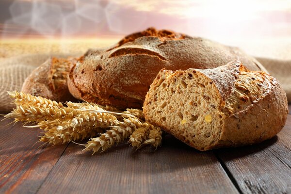 Pane sul tavolo appena sfornato con cereali