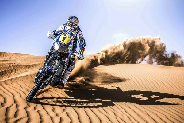Piloto de moto Dakar en la arena