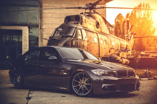 Fondo de pantalla con bmw negro en el fondo de un helicóptero militar