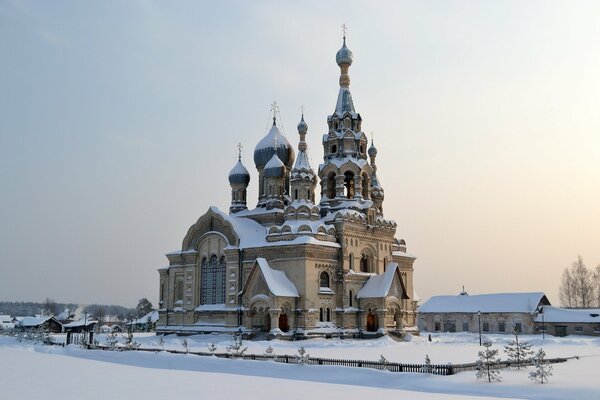 Спасский храм, лазурные припорошенный снегом