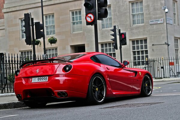 Sportlicher roter Ferrari in der Stadt