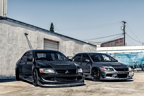 Zwei schwarze mitsubishi lancer in der Garage