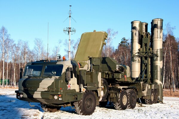 Leistungsstarke Militärmaschinen des S-400