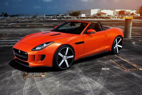 Rojo Jaguar Roadster en el estacionamiento