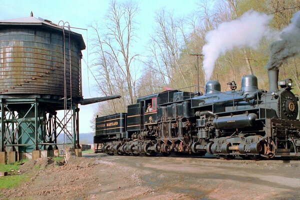 Una locomotora pasa por una estación de agua en el oeste de Maryland