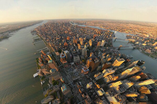 Panorama de nueva York en el agua. Edificios de nueva York