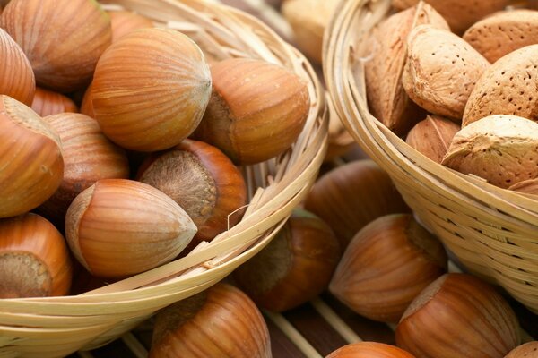 Almendras y avellanas en cesta de mimbre, paraíso de la nuez