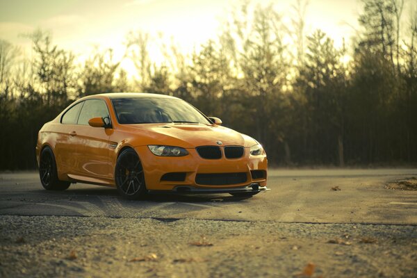 Bmw in Orange bei Sonnenuntergang Hintergrund