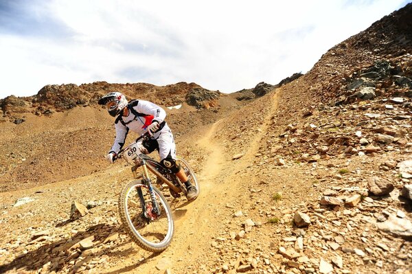 Discesa rischiosa in mountain bike