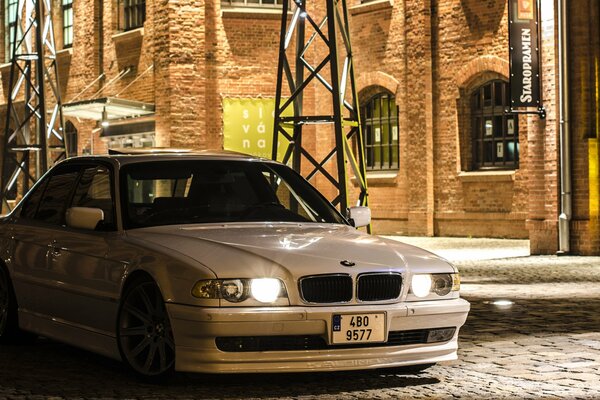 Blanc bmw 740 sur pavé