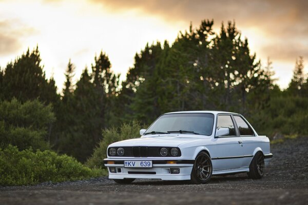 Weißer BMW auf der Abendstraße