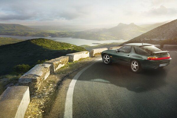 La Porsche gts del 1991 si trova sul bordo di una strada di montagna