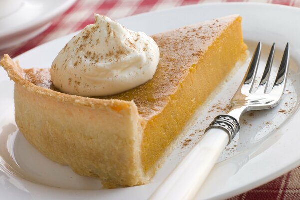 Torta di meringa su un piatto con una forchetta