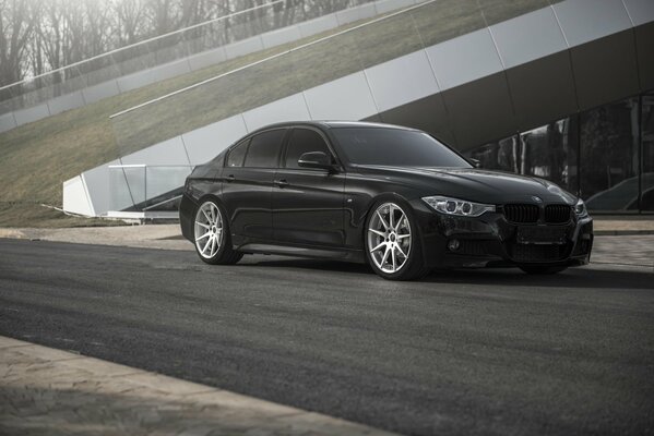 Bmw 335i de color negro se encuentra en la carretera