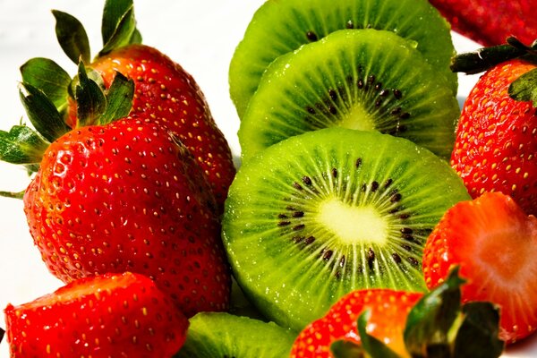 Kiwi et fraise sur fond blanc