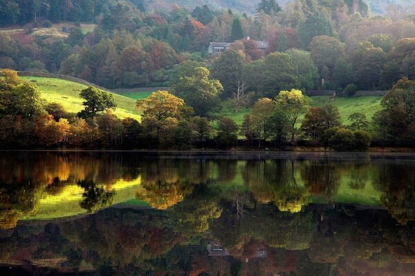 Ein märchenhaftes Haus am See inmitten eines geheimnisvollen Waldes