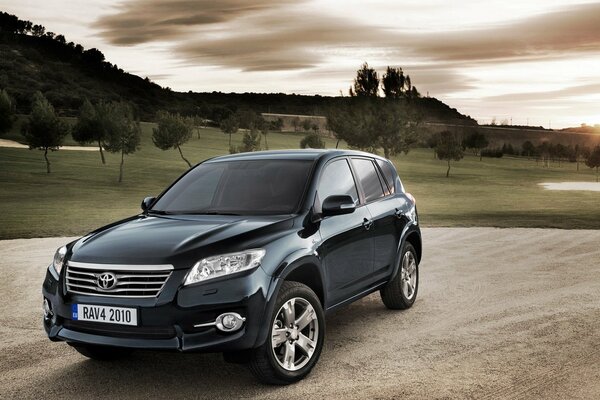 Toyota RAV4 en el camino rural