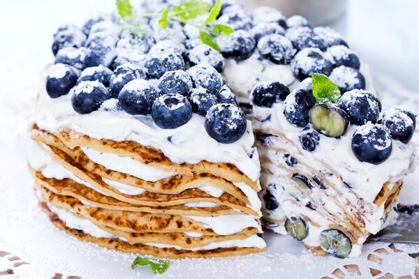 Pastel de panqueques con crema de arándanos