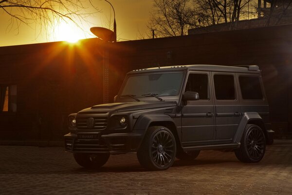 Mercedes in einer städtischen Umgebung bei Sonnenuntergang