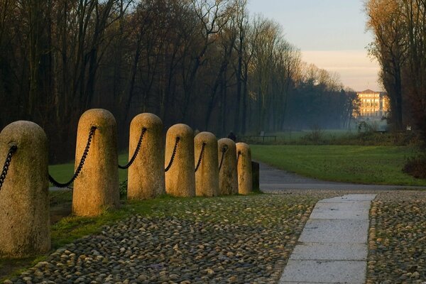 Bellissimo vicolo nel parco al tramonto