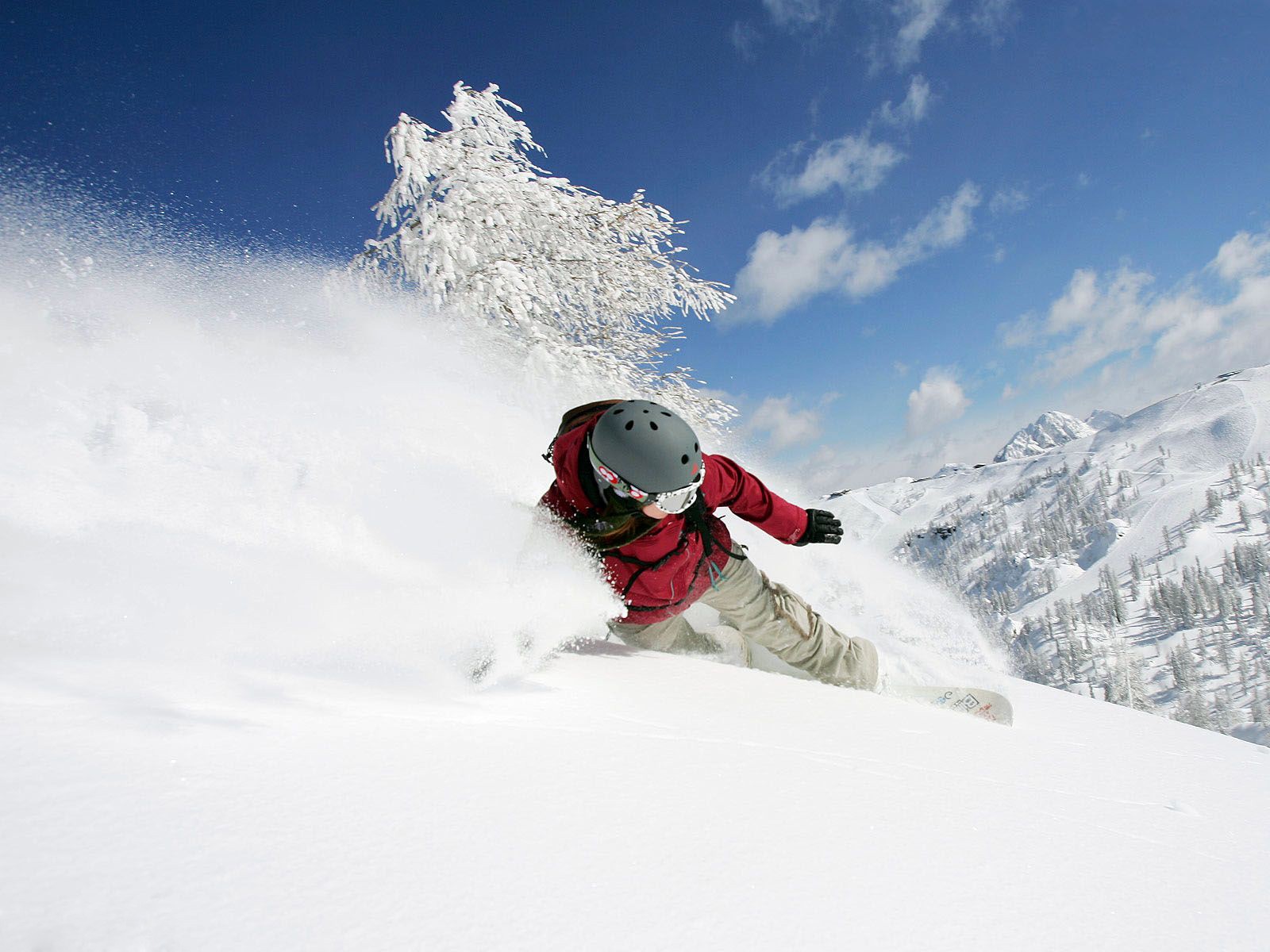 snowboard hiver montagnes neige descente fille casque adrénaline