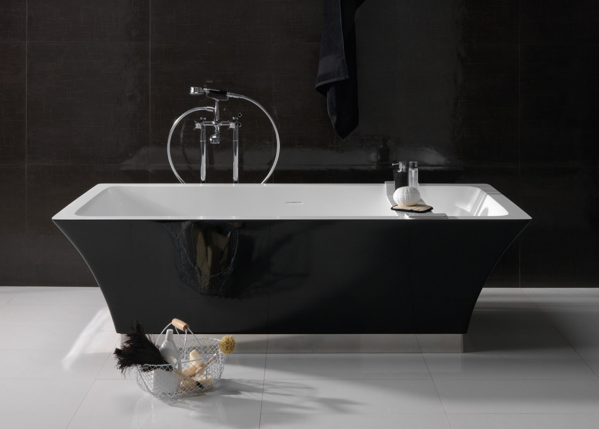 diseño baño negro salón bañera blanco