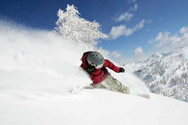 La chica experimenta adrenalina. Descenso de montaña en snowboard