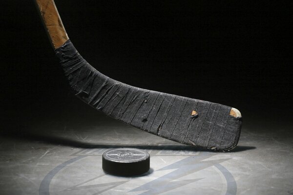 Palo de hockey y Puck sobre hielo